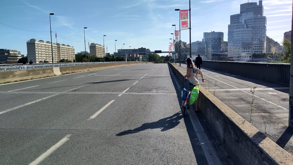 Le Pont de Sèvres vide !
Et autorisé aux vélos
Vue sur Boulogne