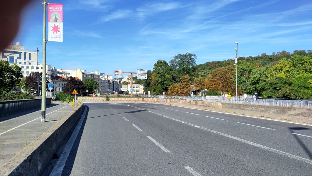 Le Pont de Sèvres vide ! Et autorisé aux vélos. Vue sur Sèvres
