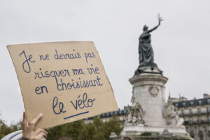 Photographie de Jean Michel Sicot lors d'une manifestation où il est inscrit " Je ne devrais pas risquer ma vie en choisissant le vélo "