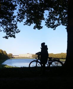 Cycliste devant la pièce d'eau des Suisses