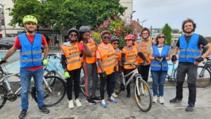 Photo d'un groupe d'élèves de la vélo-école et de bénévoles