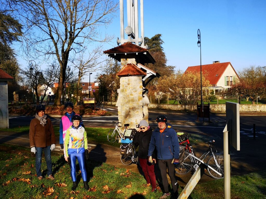 Cyclistes au pied du monument en hommage à Louis Blériot à Buc