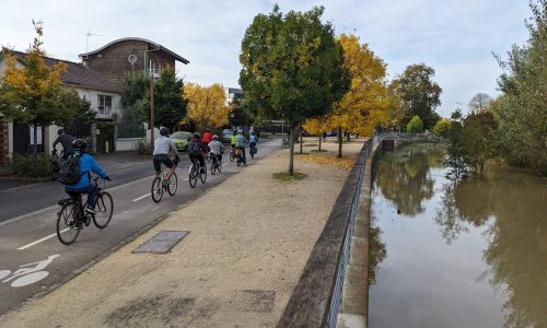 Photo d'un groupe de cyclistes pris de dos lors d'une balade le long de la Marne